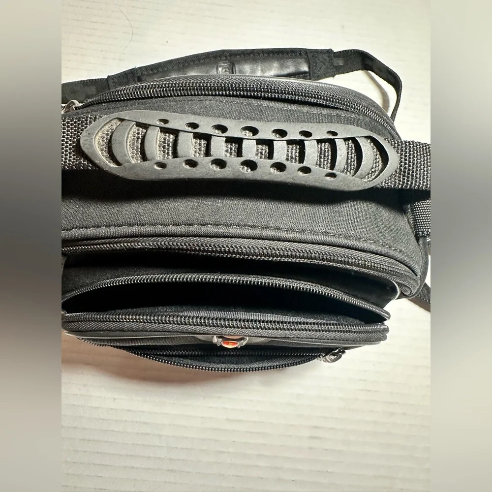 Wenger Swiss Gear The Sherpa LG Cam CSE Neopro‎ Medium Padded Camera Bag Black